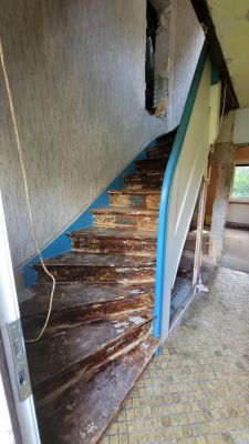 Treppe vor der Sanierung