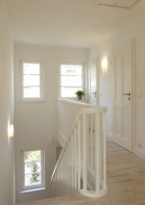Architekt Altbausanierung: Aufarbeitung der historischen Treppe, neuer Dielenbelag und neue Türen