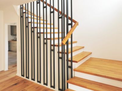 Architekt Altbausanierung: Aufarbeitung Treppe mit neuen Stufen