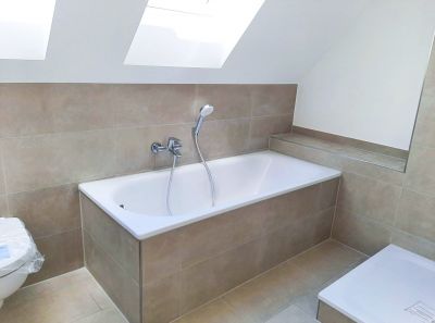 Bad Obergeschoss mit Badewanne nach Sanierung
