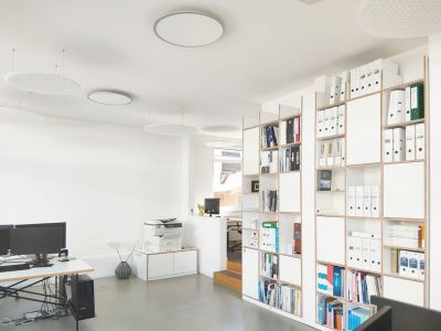 Innenansicht Regal und Arbeitsplätze