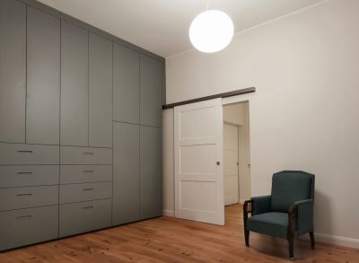 Schlafzimmer mit Einbaumöbeln