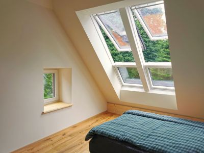 Schlafraum mit großen Dachflächenfenstern